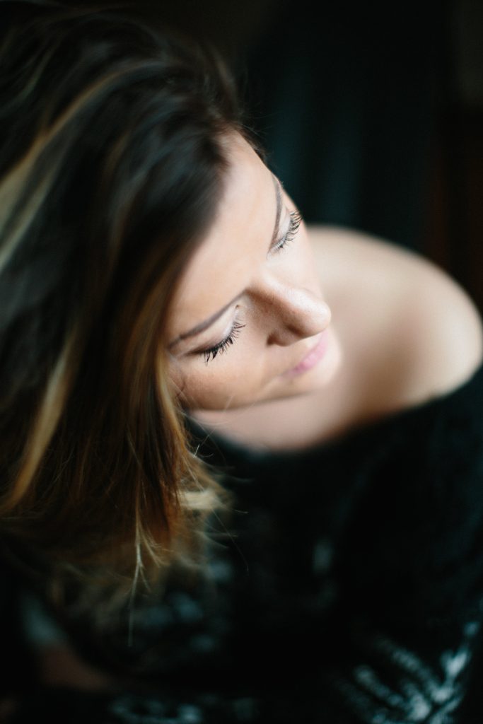Portrait féminin pris lors d'une séance photo intime