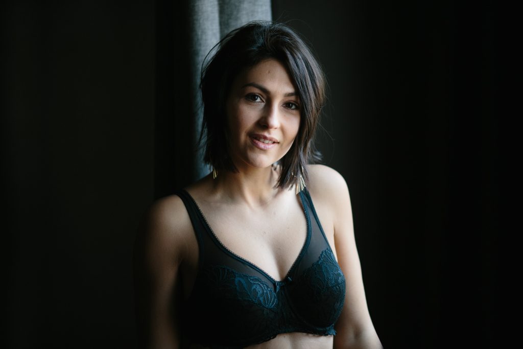 Jeune femme en sous-vêtements