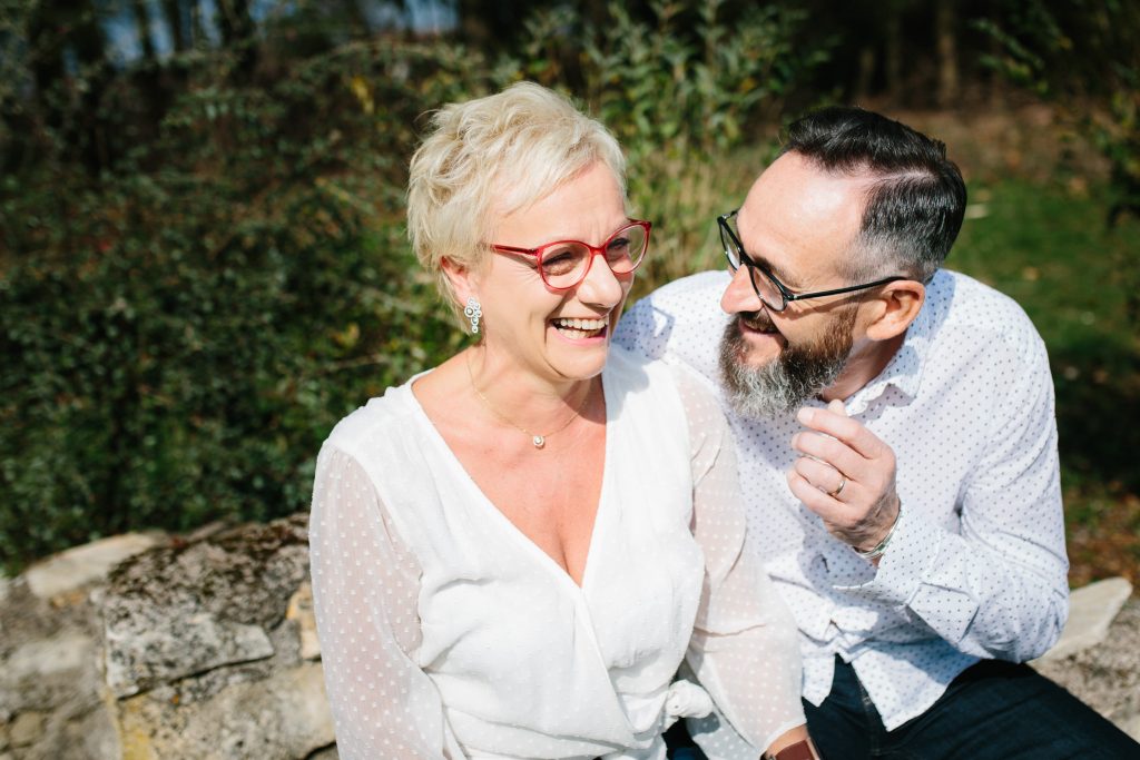 Photo d'un moment complice d'un couple senior