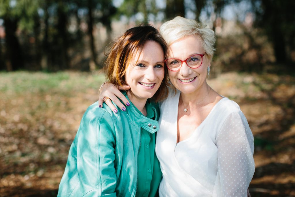 Portrait d'une maman et de sa grande fille en extérieur