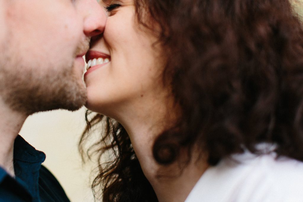 Photographie d'un bisou d'amoureux