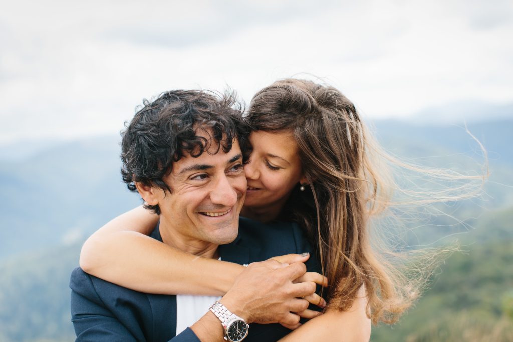 Moment d'émotion lors d'une séance photo de couple au ballon d'Alsace