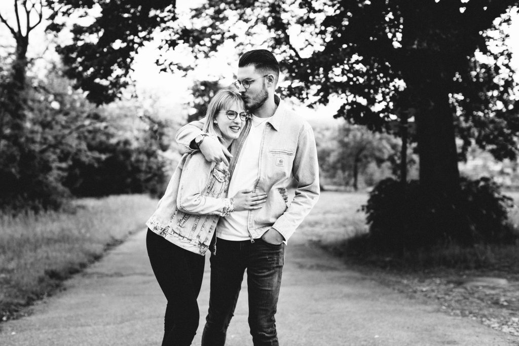 Photo noir et blanc de deux amoureux qui marchent