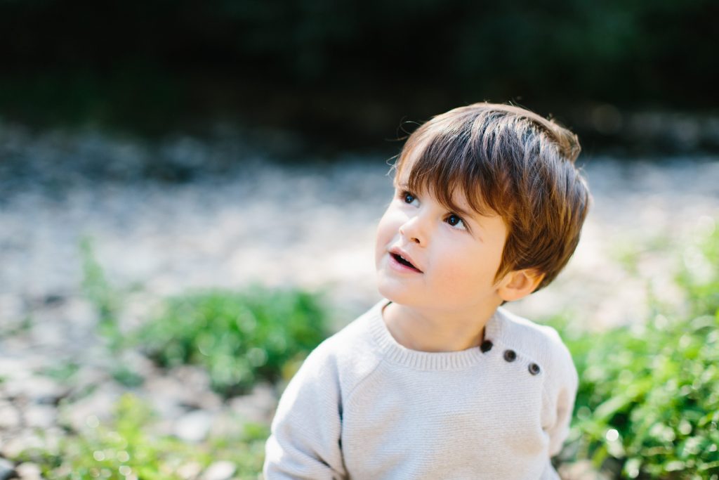 Portrait d'un petit garçon en exterieur
