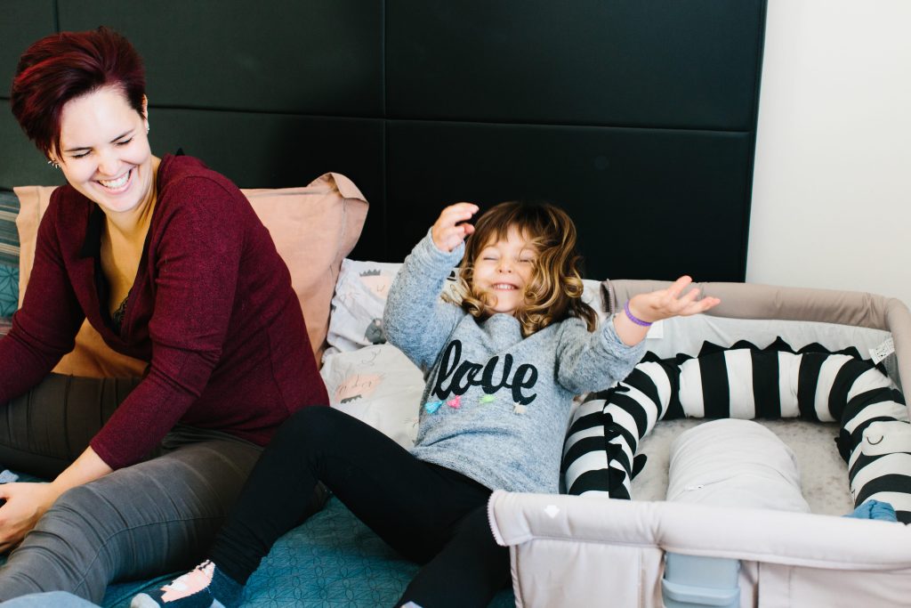 Fou rire entre une petite fille et sa maman