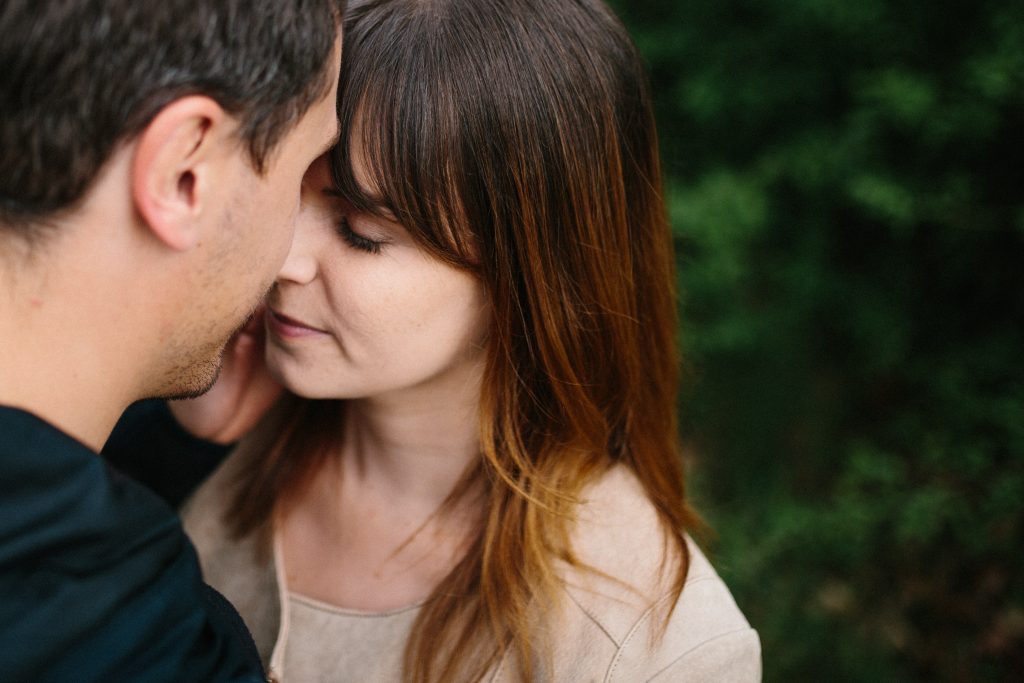 Moments de connexion entre un couple lors d'une séance photo