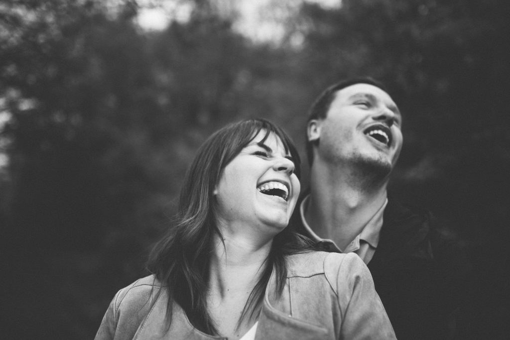 Moments de joie sur une photo de couple en noir et blanc