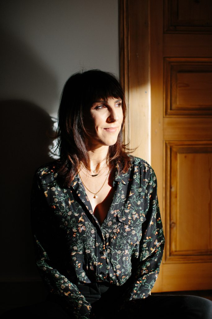 Photographie de rayon de soleil qui illumine le visage d'une femme