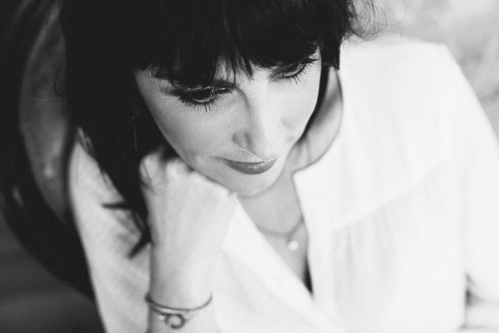 Photo noir et blanc d'une maman d'adolescents