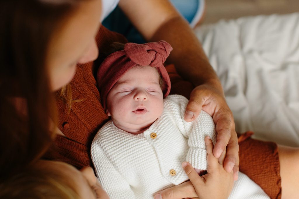 Photo d'un nouveau-né dans les bras de sa maman