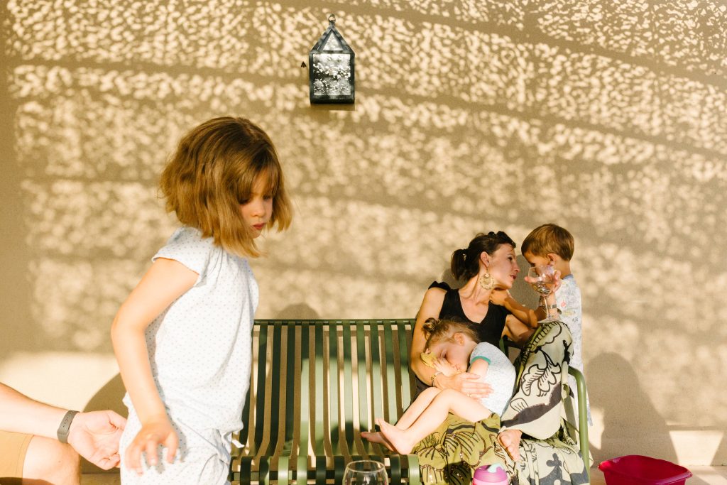 Photographie d'un moment du quotidien prise sur le vif sur la terrasse d'une famille