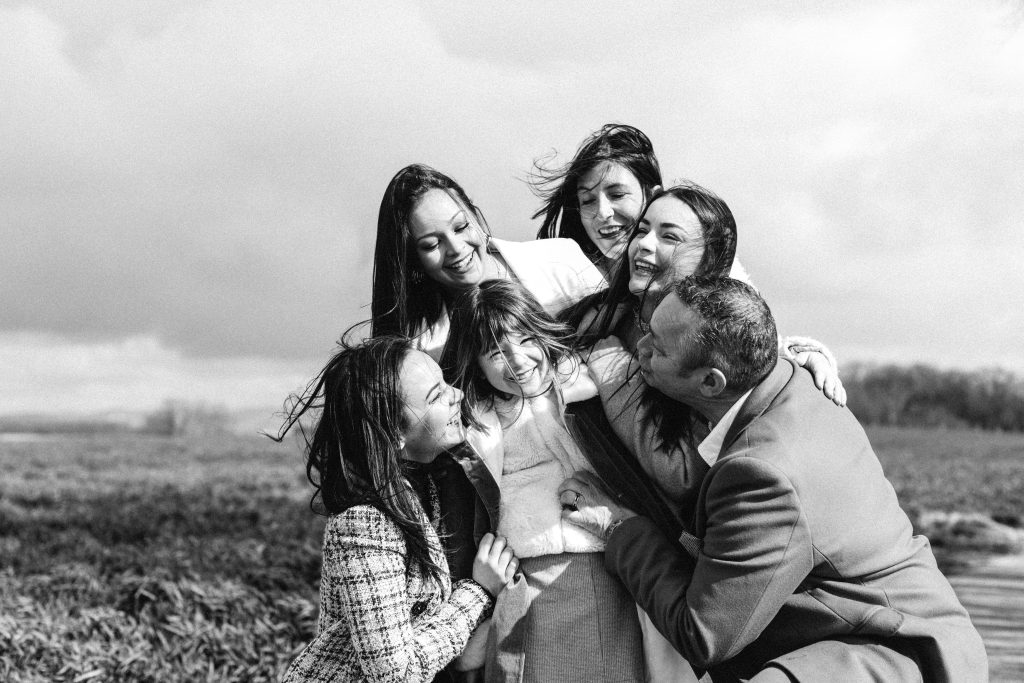 Photo d'une maman qui embrasse sa fille