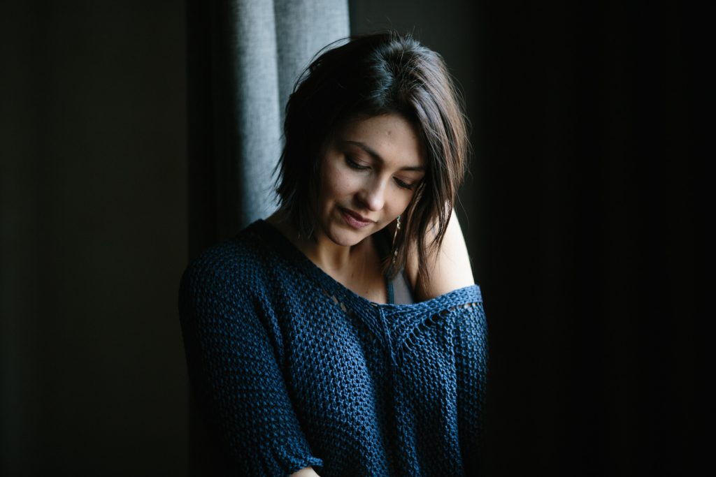 Portrait d'une jeune femme baissant le regard