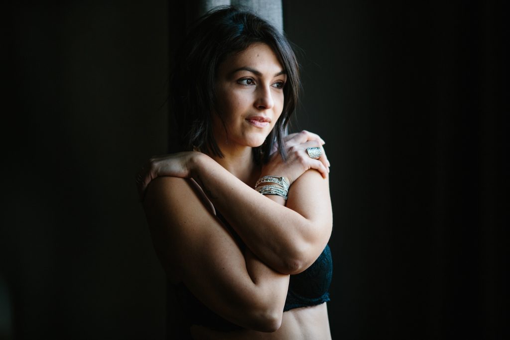 Portrait intime d'une femme croisant les bras
