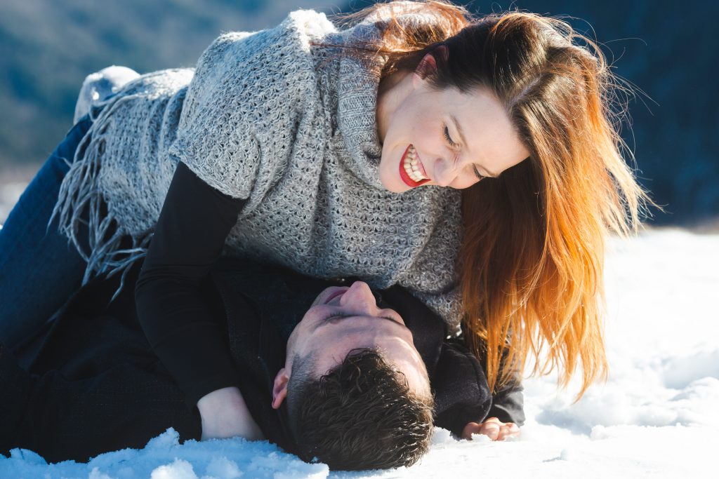 Photos de couple en balade à la montagne avec de la neige