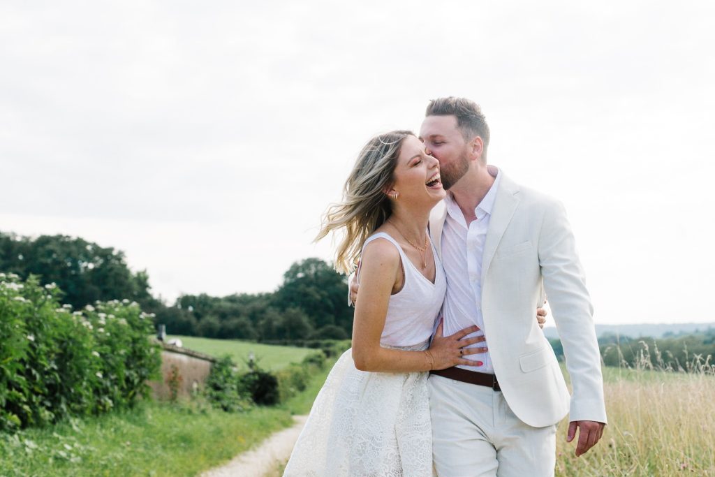 Fou rire d'une mariée lors de la séance photo de couple