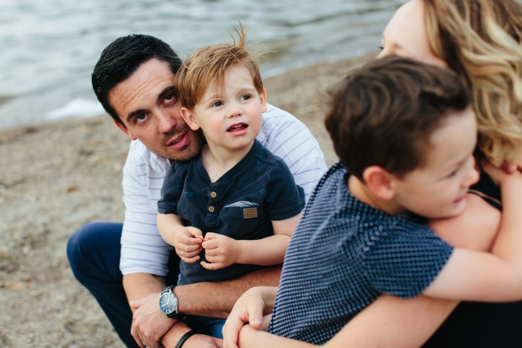 Papa qu'il regarde avec son fils dans le ciel au bord du lac d'Annecy