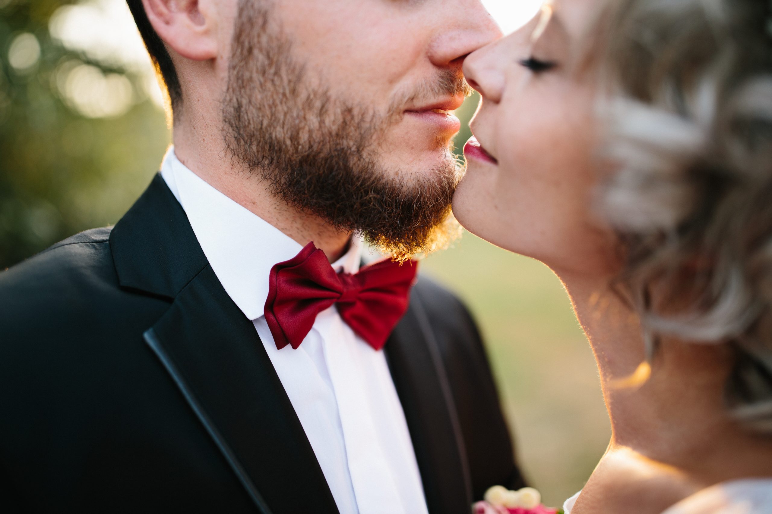 plan serré d'un baiser de mariés
