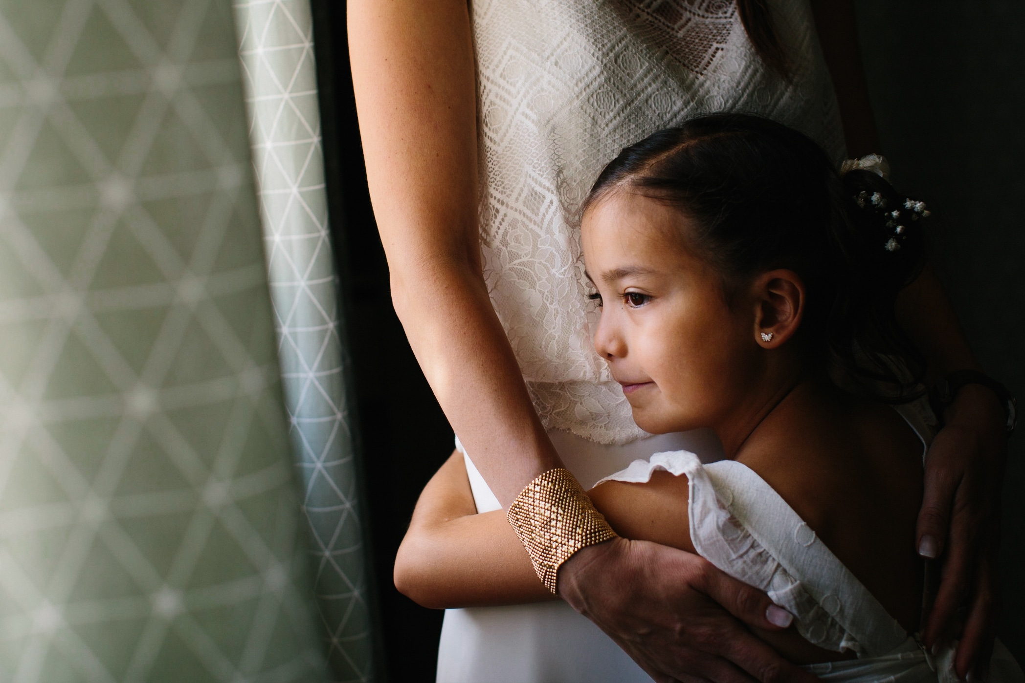 photo de la petite fille de la mariée qui serre sa maman