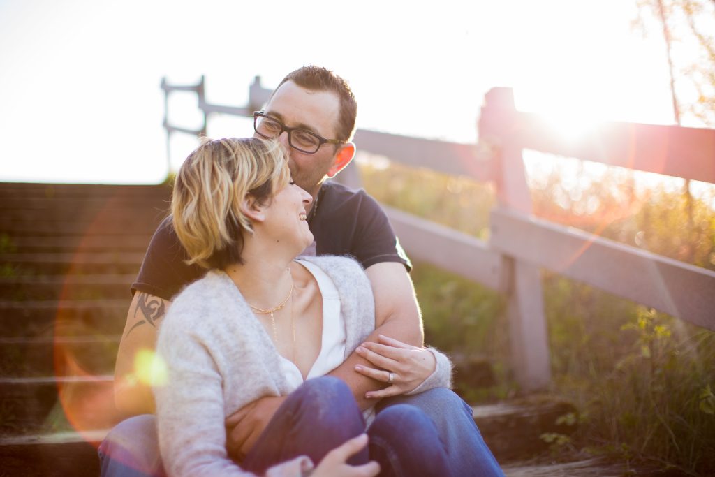 photo d'un couple complice un soir d'été