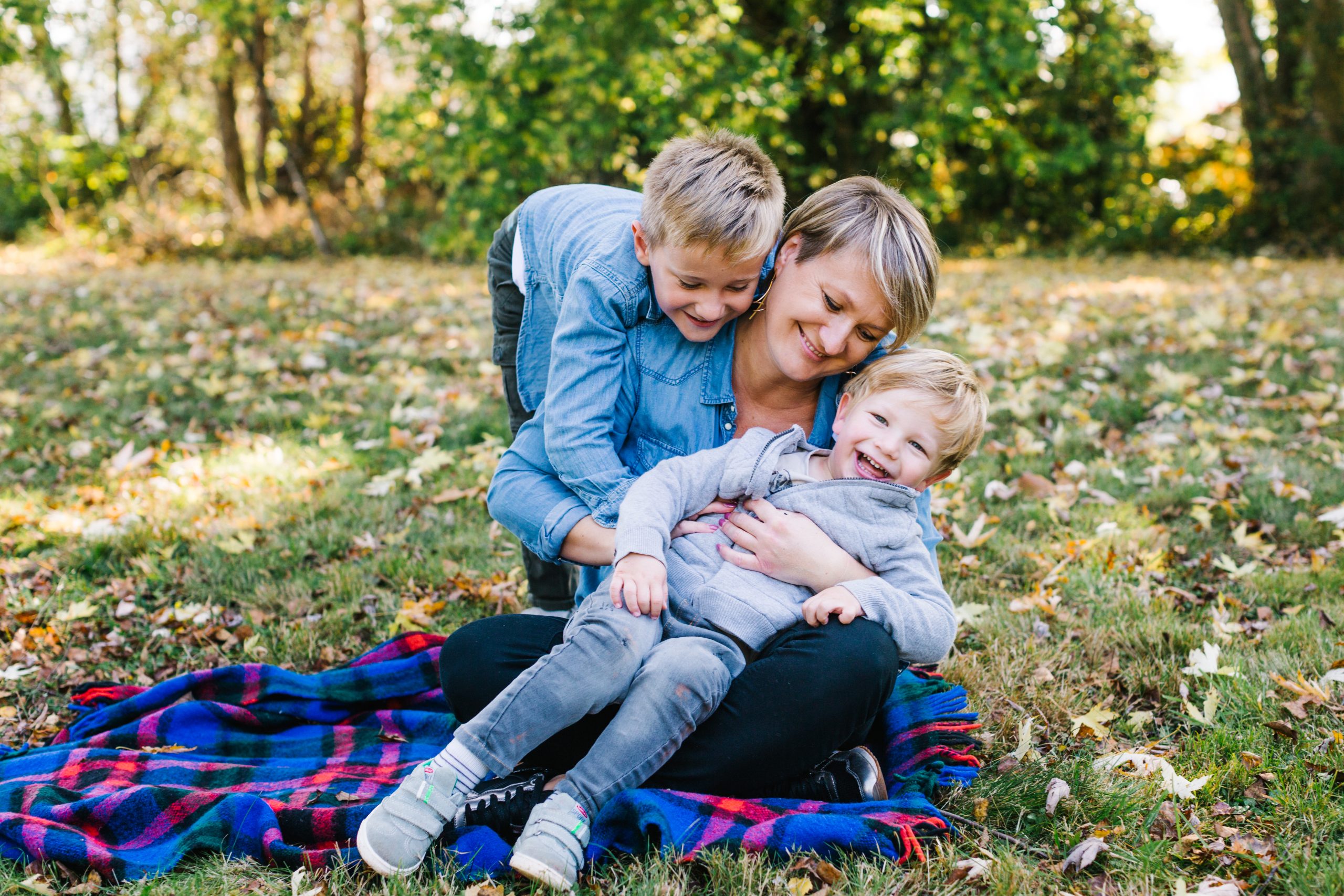 photo d'une maman avec ses deux fils