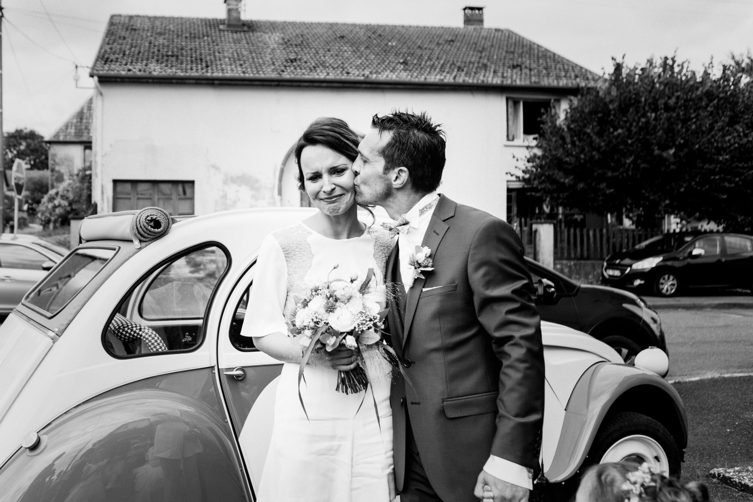 photo de mariée émue arrivant à la mairie