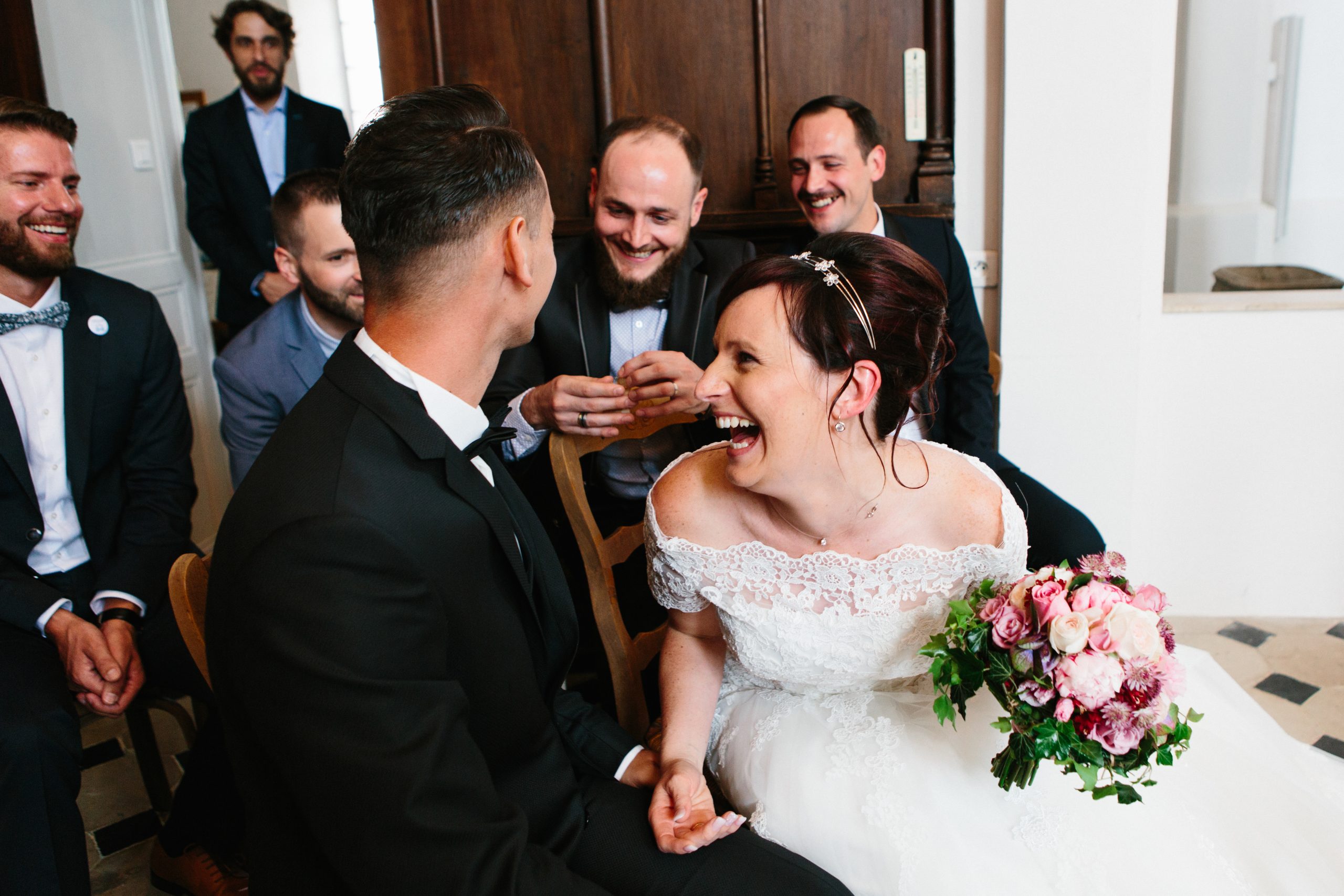 photo de fou rire d'une mariée à l'eglise