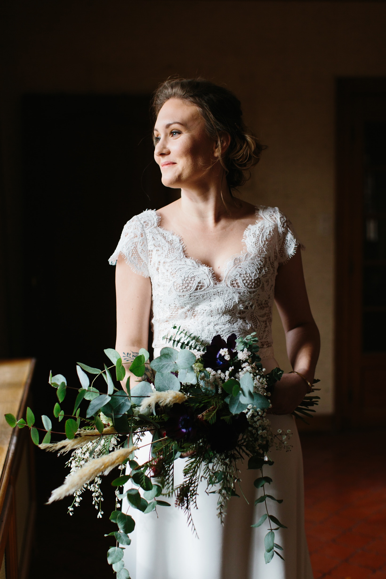 photographie d'une mariée avec son bouquet