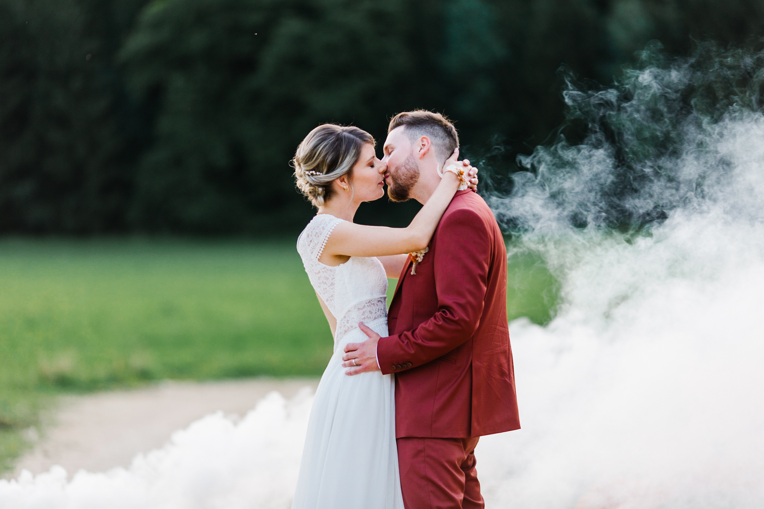 photographie d'un baiser de mariés lors de la séance photo de couple