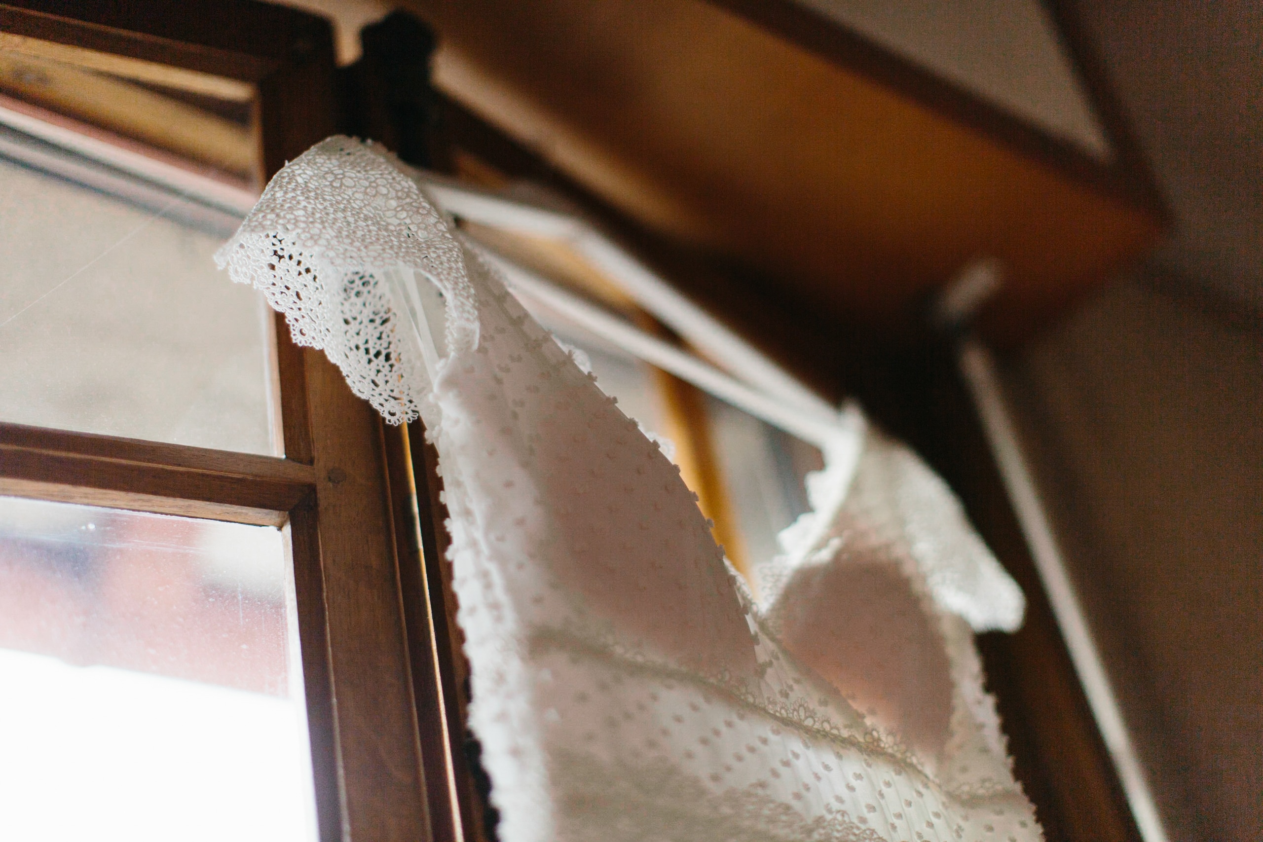 photo d'une robe de mariée sur cintre