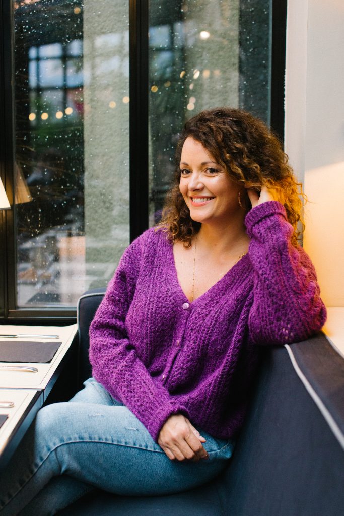 portrait d'une femme entrepreneure dans un café