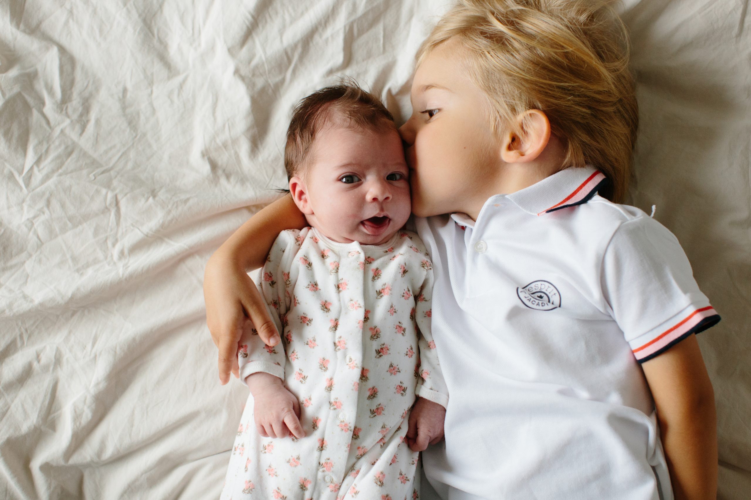 portrait de bébé et son grand frère pris lors qu'une séance photo naissance à domicile